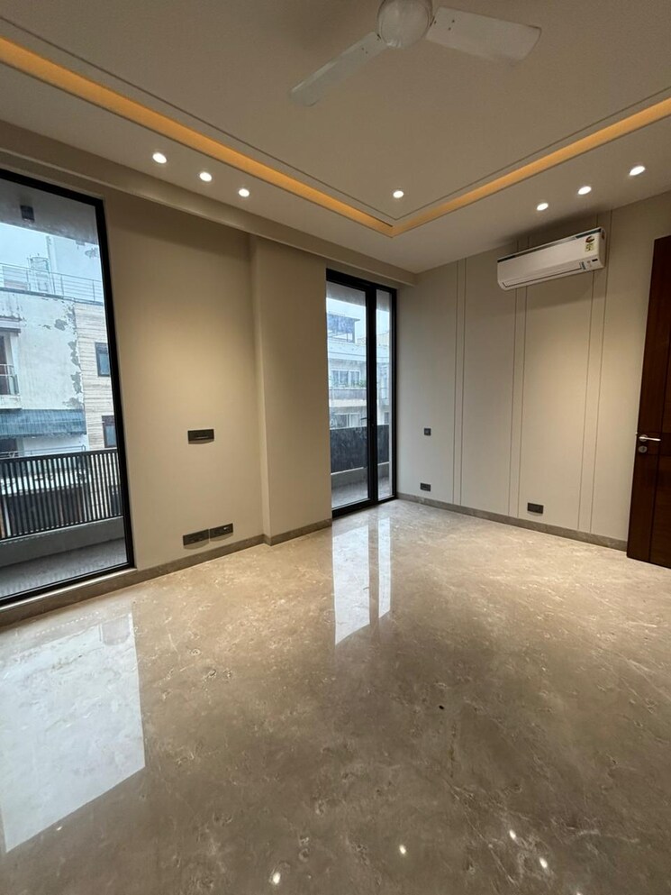 Room, east of kailash 4 Bedroom 311 Sq.Yd. Builder Floor In East Of Kailash Delhi 9203974