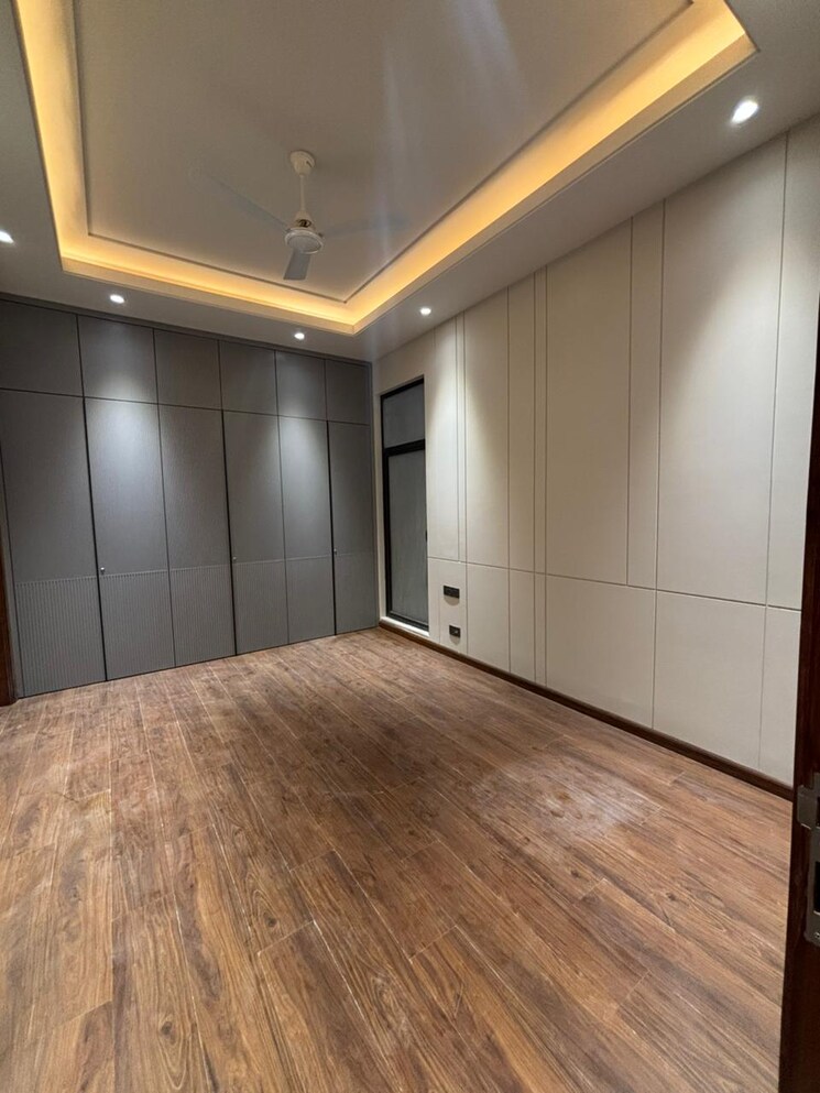 Room, east of kailash 4 Bedroom 311 Sq.Yd. Builder Floor In East Of Kailash Delhi 9203974