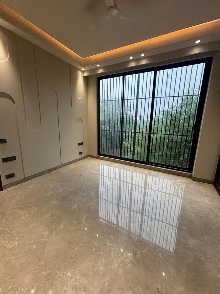 Room, east of kailash 4 Bedroom 311 Sq.Yd. Builder Floor In East Of Kailash Delhi 9203974
