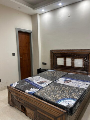 Bedroom in 2 BHK Builder Floor at Sector 40 – for Rent