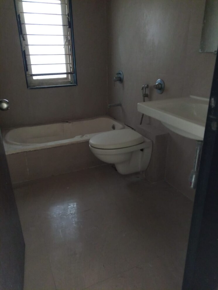 Attached Bathroom, vanaz-corner 3 Bedroom 1410 Sq.Ft. Apartment In Kothrud Pune 9204013