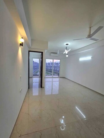 Room in 3.5 BHK Builder Floor at Smart World Orchard, Sector 61 – for Sale
