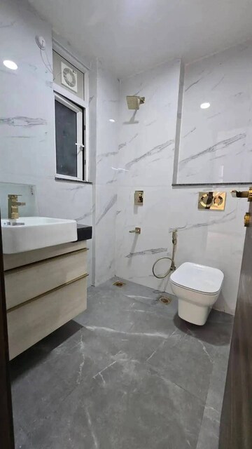 Bathroom in 3.5 BHK Builder Floor at Smart World Orchard, Sector 61 – for Sale