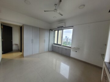 Room in 3 BHK Apartment at Ashok Towers, Parel – for Rent