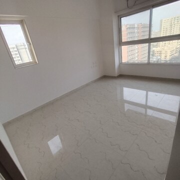 Room in 2 BHK Apartment at JP Eminence, Andheri West – for Rent