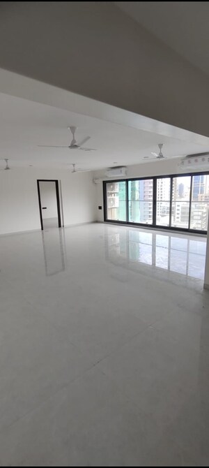 Room in 4 BHK Apartment at Zindagi CHS, Khar West – for Sale