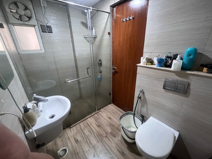 Bathroom, varun-enclave 1 RK 300 Sq.Ft. Apartment In Sector 28 Noida 9204683