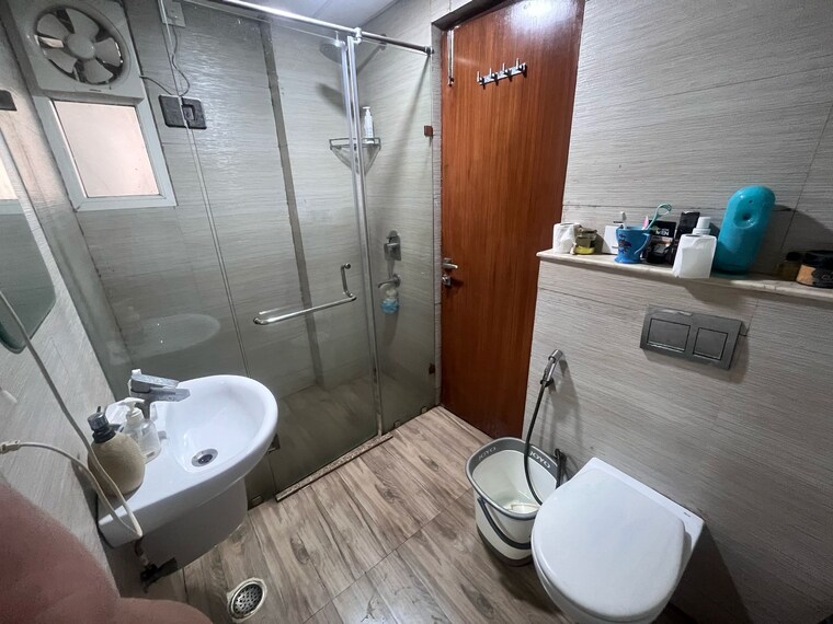 Bathroom, varun-enclave 1 RK 300 Sq.Ft. Apartment In Sector 28 Noida 9204683