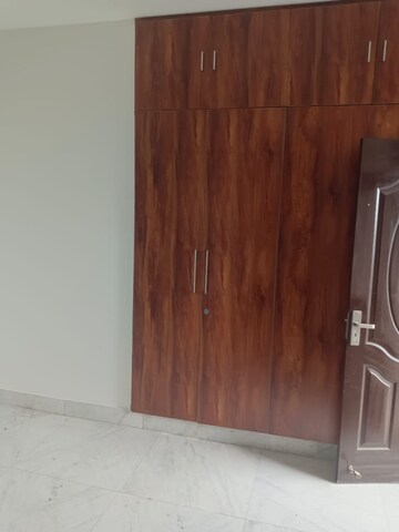 Furnished Amenities in 4 BHK Apartment at Sagar Kunj Apartments, Sector 9a – for Rent