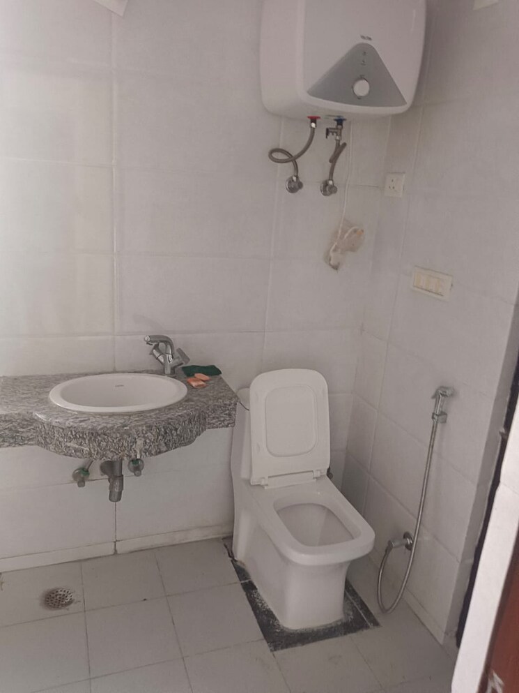 Bathroom, sagar-kunj-apartments 4 Bedroom 1980 Sq.Ft. Apartment In Sector 9a Gurgaon 9205182
