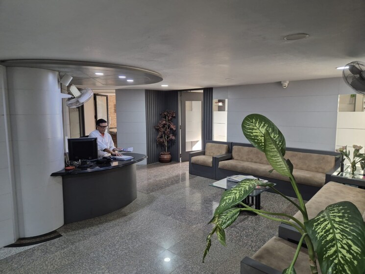  Parking, mithakhali Commercial Office Space 3600 Sq.Ft. In Mithakhali Ahmedabad 9205143