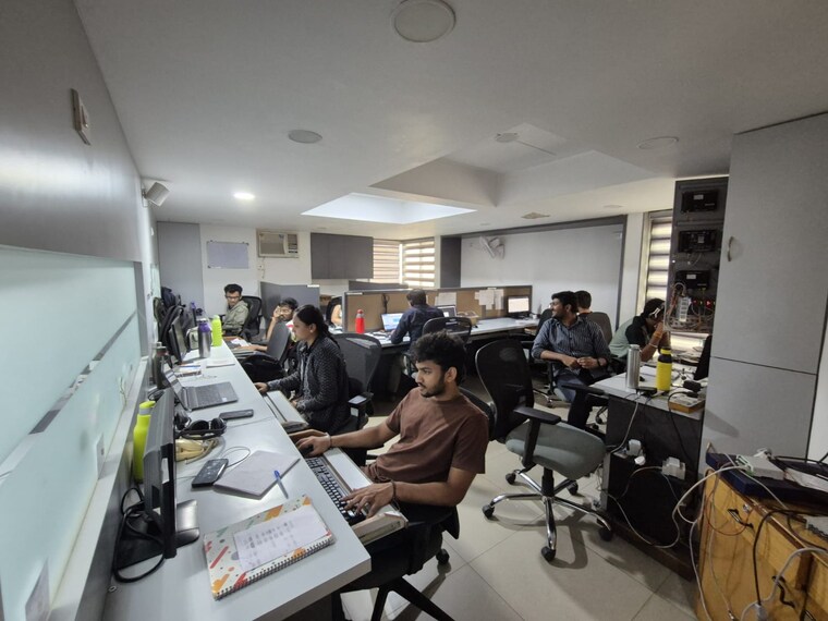  Parking, mithakhali Commercial Office Space 3600 Sq.Ft. In Mithakhali Ahmedabad 9205143