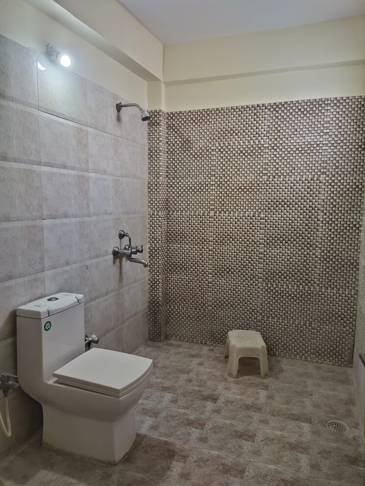 Bathroom, sector 56 2.5 Bedroom 720 Sq.Ft. Builder Floor In Sector 56 Gurgaon 9205153