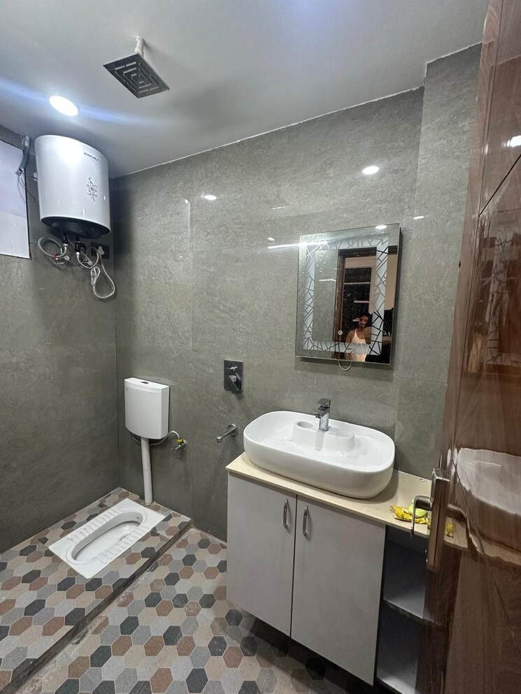 Bathroom, saket 2 Bedroom 1500 Sq.Ft. Builder Floor In Saket Delhi 9205548