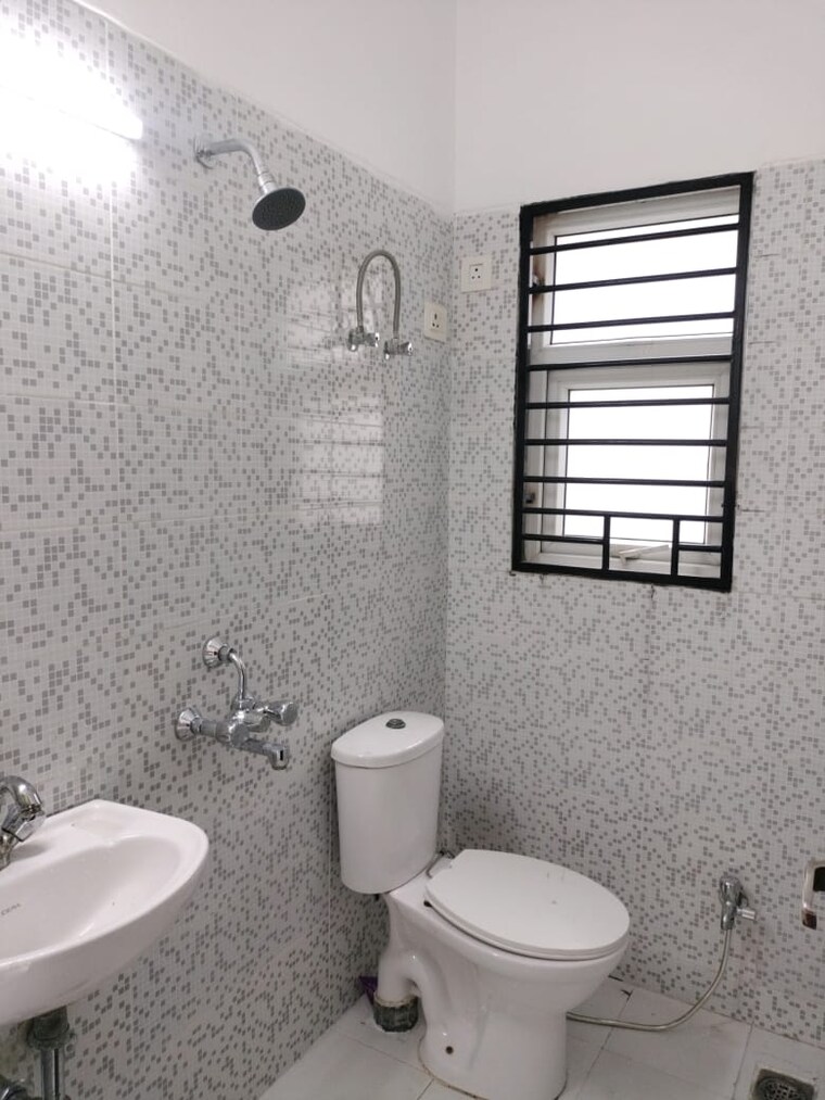 Bathroom, bptp-parkland-plots 3 Bedroom 250 Sq.Yd. Apartment In Sector 89 Faridabad 9205592
