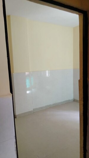 Room in 1.5 BHK Apartment at Sector 10 Greater Noida – for Sale