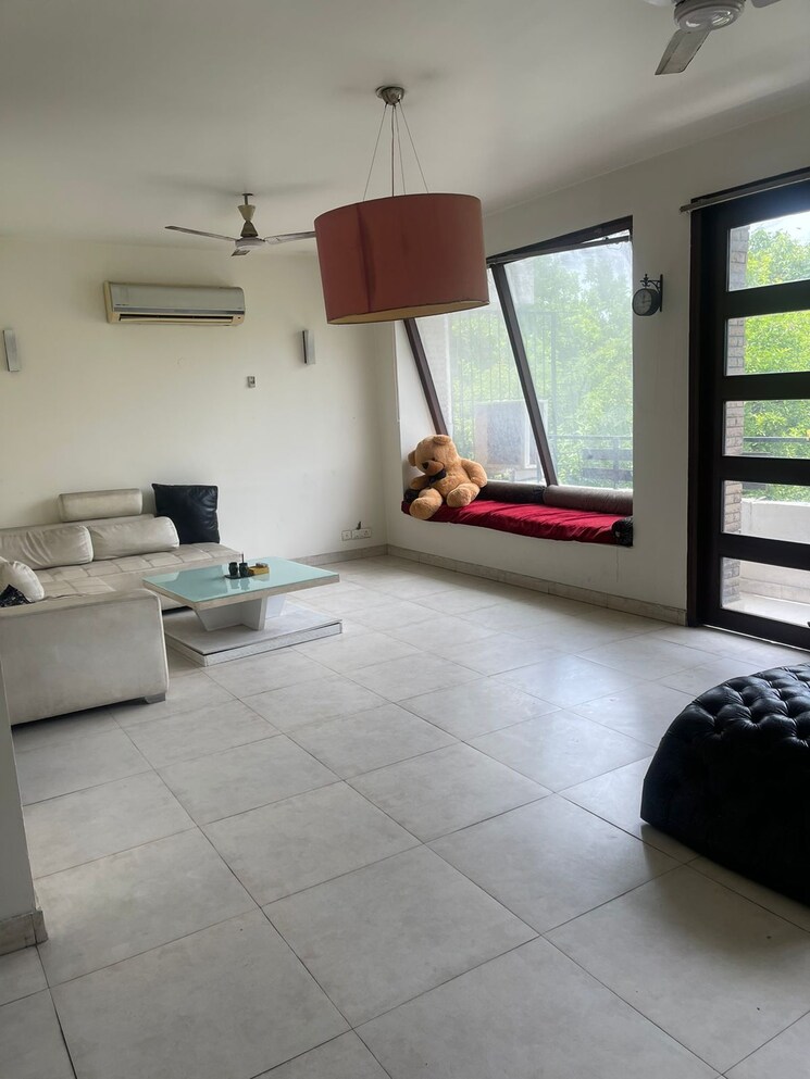 Living Room, saket 3 Bedroom 200 Sq.Yd. Builder Floor In Saket Delhi 9205773