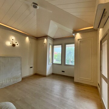 Room in 4 BHK Villa at Unitech Vista Villas, Durga Colony – for Sale