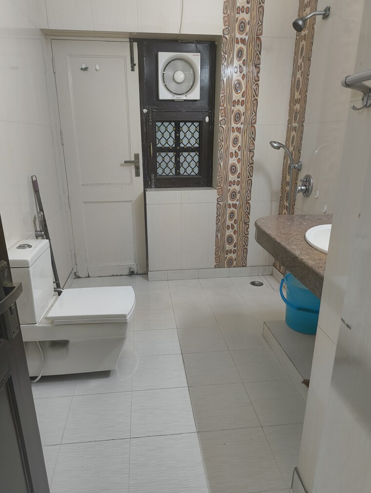 Bathroom, vasant kunj 3.5 Bedroom 1800 Sq.Ft. Apartment In Vasant Kunj Delhi 9205957