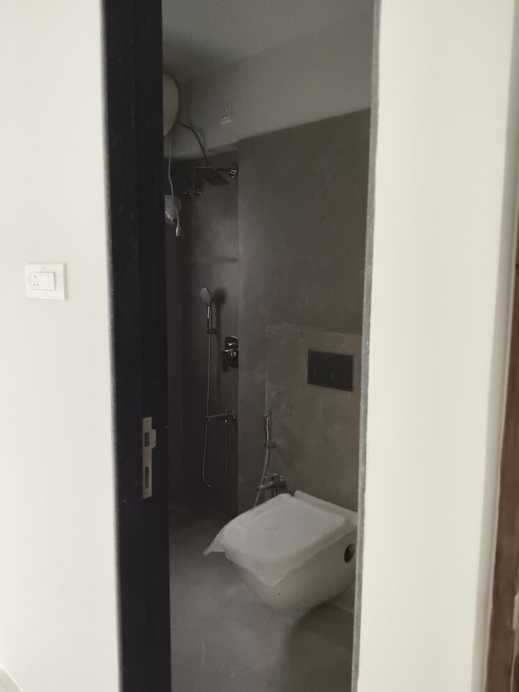 Bathroom, vile parle west 2 Bedroom 635 Sq.Ft. Apartment In Vile Parle West Mumbai 9206119