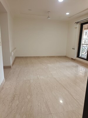 Room in 2 BHK Apartment at Mahim West – for Rent