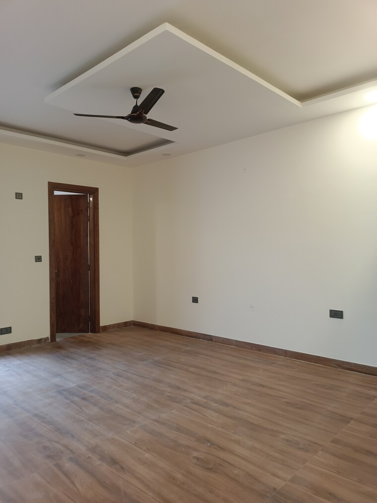 Room, green fields colony 3 Bedroom 250 Sq.Yd. Builder Floor In Green Fields Colony Faridabad 9206754
