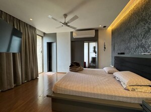 Bedroom in 4 BHK Apartment at Bandra West – for Rent