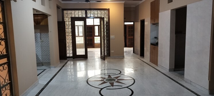 Room, sector 33 3 Bedroom 250 Sq.Mt. Independent House In Sector 33 Noida 9207117