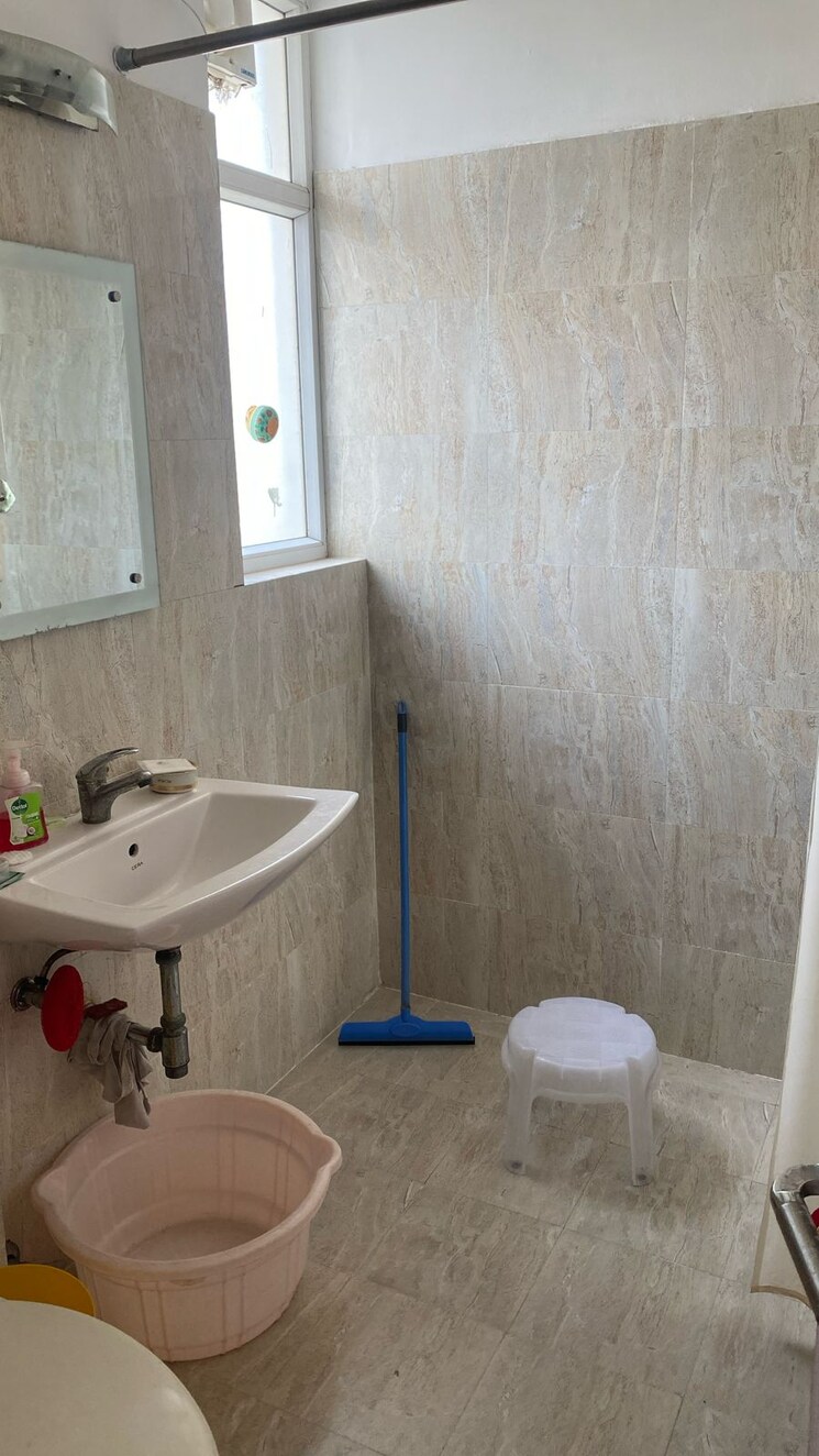 Bathroom, amrapali-heartbeat-city 3 Bedroom 1350 Sq.Ft. Apartment In Sector 107 Noida 9207181