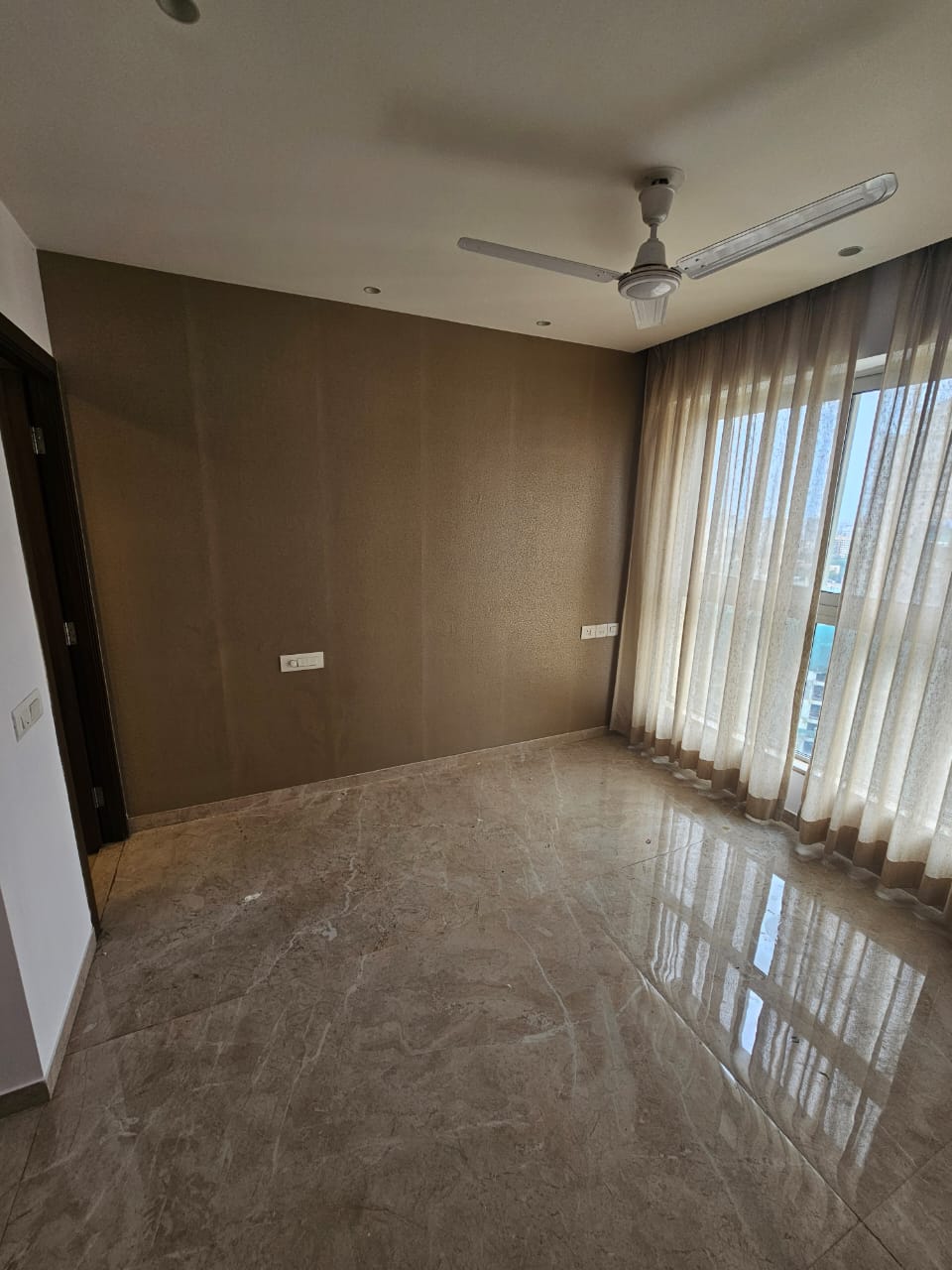 1 BHK Apartment For Rent in Hiranandani Regent Hill