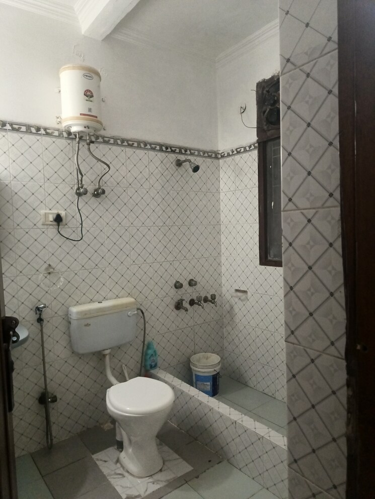 Bathroom, sector 31 1 Bedroom 200 Sq.Mt. Villa In Sector 31 Noida 9207312