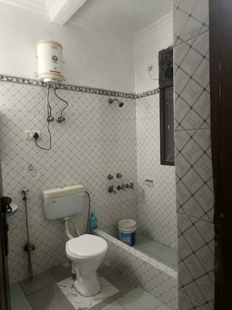 Bathroom, sector 31 1 Bedroom 200 Sq.Mt. Villa In Sector 31 Noida 9207312