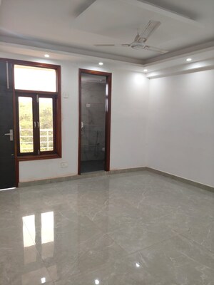 Room in 3 BHK Independent House at Chattarpur – for Rent