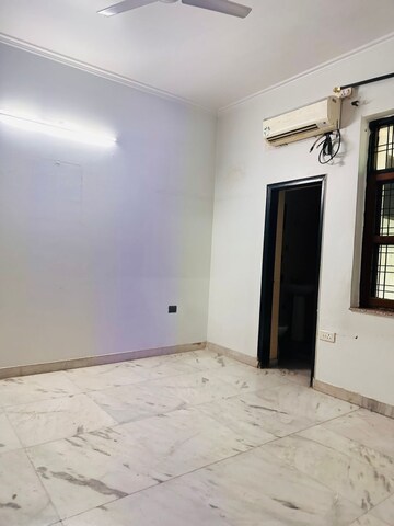 Room in 3 BHK Builder Floor at Milestone 32nd Avenue, Sector 15 – for Rent