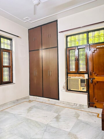 Room in 3 BHK Builder Floor at Milestone 32nd Avenue, Sector 15 – for Rent