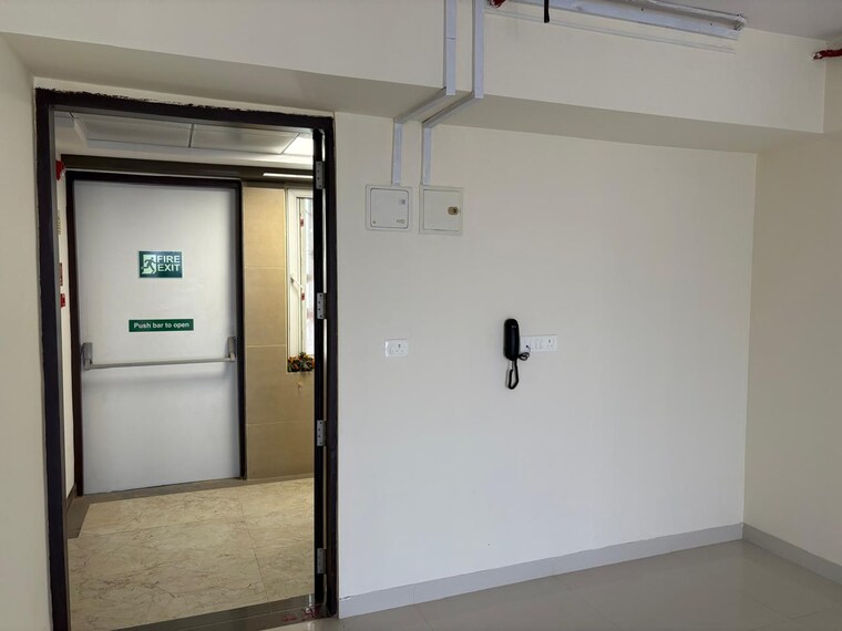 Room, one-world Commercial Office Space 326 Sq.Ft. In Malad West Mumbai 9207461