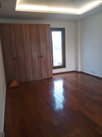 Room in 3 BHK Builder Floor at Defence Colony – for Rent