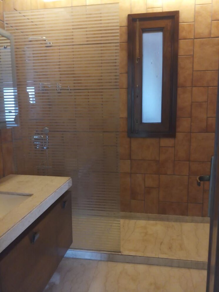 Bathroom, defence colony 3 Bedroom 2925 Sq.Ft. Builder Floor In Defence Colony Delhi 9207511