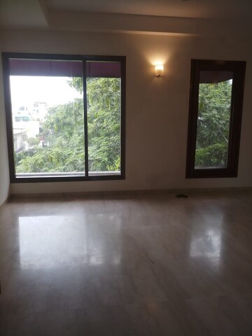 Room in 3 BHK Builder Floor at Defence Colony – for Rent