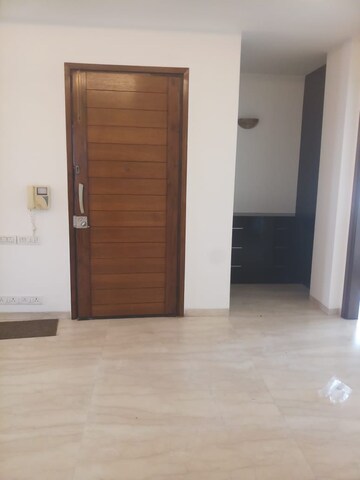 Room in 3 BHK Builder Floor at Defence Colony – for Rent