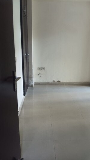 Room in 2 BHK Apartment at Gaur City 5th Avenue, Sector 4 Greater Noida – for Rent