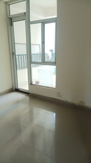 Room in 2 BHK Apartment at Gaur City 5th Avenue, Sector 4 Greater Noida – for Rent