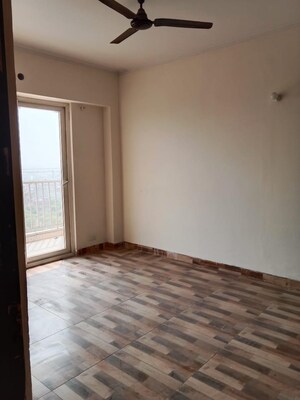 Room in 3 BHK Apartment at Crossing Republik, Crossing Republic – for Rent