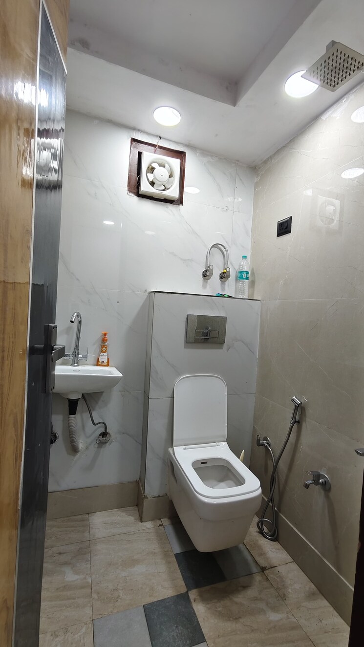 Bathroom, govindpuri 3 Bedroom 950 Sq.Ft. Builder Floor In Govindpuri Delhi 9207732