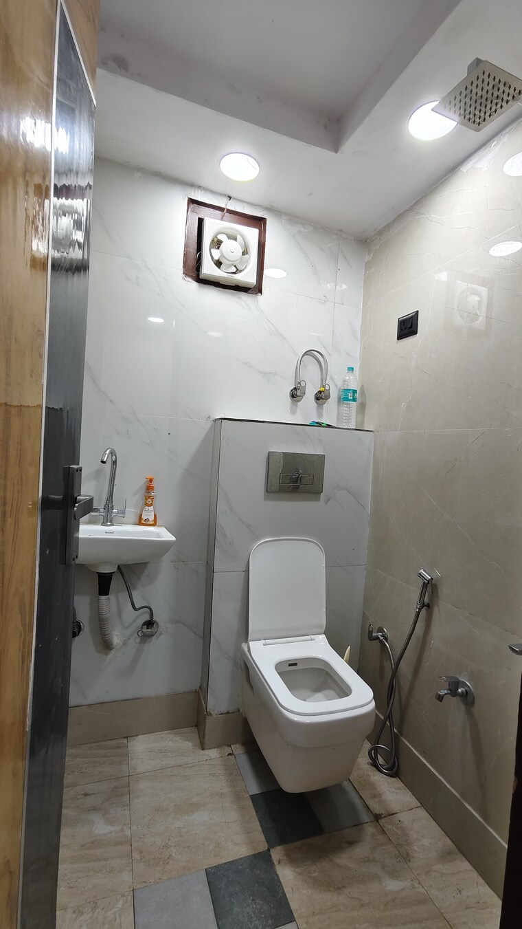 Bathroom, govindpuri 3 Bedroom 950 Sq.Ft. Builder Floor In Govindpuri Delhi 9207732