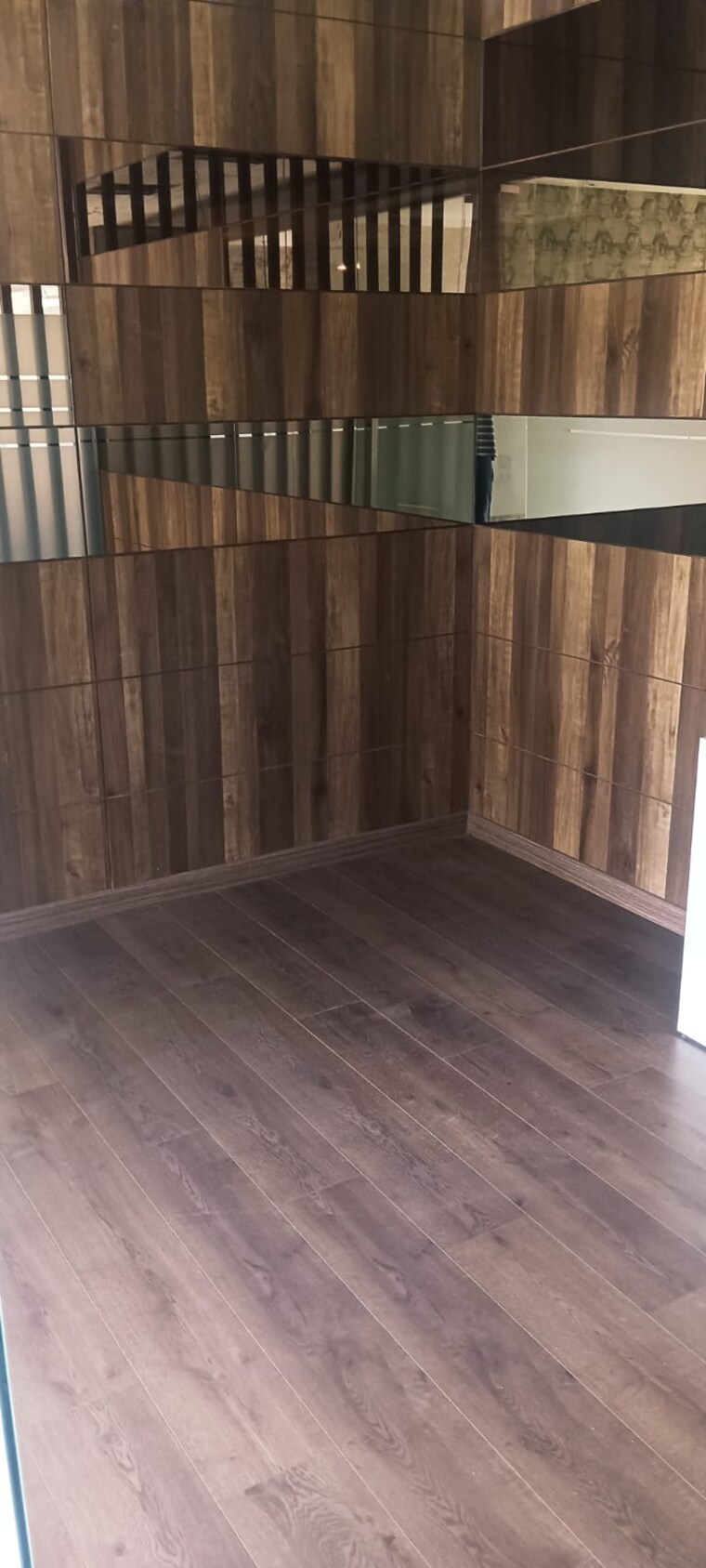 Room, malad east Commercial Office Space 2250 Sq.Ft. In Malad East Mumbai 9207815