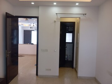 Room in 3 BHK Builder Floor at Ashiana Silver Crest, Sector 48 – for Rent