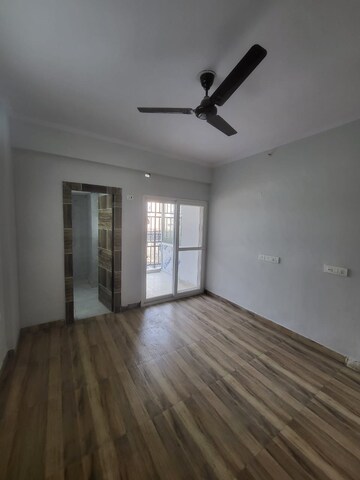 Room in 3 BHK Apartment at Amrapali Crystal Homes, Sector 76 – for Rent