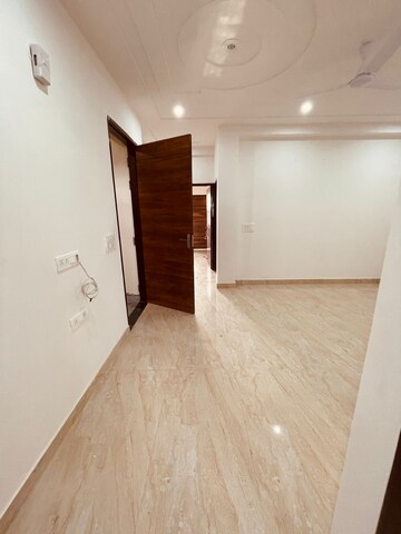 Room in 3 BHK Builder Floor at Apex Apartments, Sector 45 – for Rent