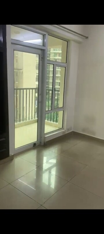 Room in 3 BHK Apartment at Gaur City 1st Avenue, Sector 4 Greater Noida – for Rent